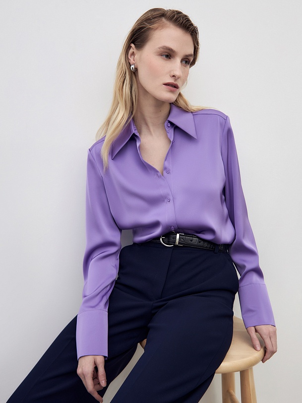 Приталенная блузка из сиреневой атласной ткани